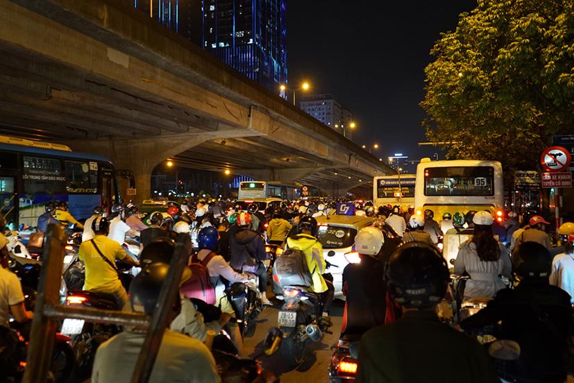 Vấn đề ùn tắc giao thông ở Hà Nội vẫn chưa thể giải quyết dứt điểm một sớm một chiều. Ảnh: Lê Vũ.