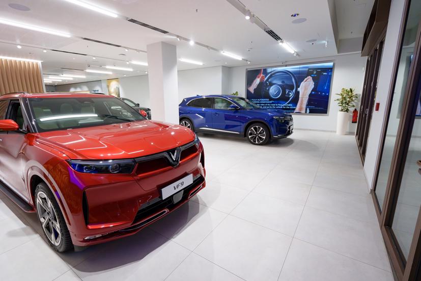 VinFast khai trương 2 cửa h&#224;ng tại ch&#226;u &#194;u, ch&#237;nh thức xuất hiện tại “Kinh đ&#244; &#225;nh s&#225;ng” - Ảnh 1