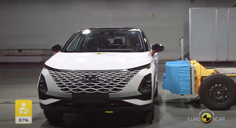 Chery Omoda 5 lần đầu tiên ra mắt trong triển lãm Ô tô Quảng Châu 2021 nhanh chóng thu hút sự chú ý nhờ thiết kế trẻ trung và trang bị hiện đại. Là sản phẩm toàn cầu của thương hiệu Chery nên ngoài Trung Quốc, mẫu xe này dự kiến còn có mặt ở nhiều thị trường quốc tế khác, trong đó có Việt Nam. Vào hồi tháng 3/2022, mẫu xe này cũng đã được đăng ký bảo hộ kiểu dáng công nghiệp tại Việt Nam.