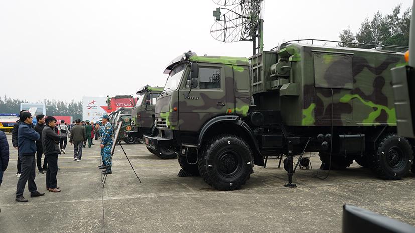 Các Đài Ra đa cỡ vừa và nhỏ làm nhiệm vụ cảnh giới, chỉ thị mục tiêu cho các đơn vị hỏa lực (tên lửa, pháo phòng không) và hỗ trợ dẫn đường cho không quân.