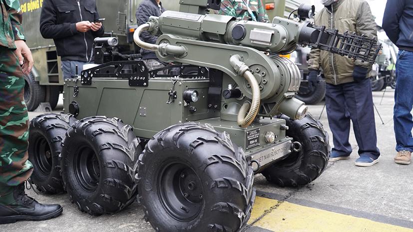 Robot trinh sát của Binh chung Hóa học có nhiệm vụ thăm dò, phát hiện phóng xạ, chất độc hóa học, trọng lượng 525kg, khả năng vượt dốc 32,5 độ, khả năng gắp vật mẫu nặng 8,5kg.