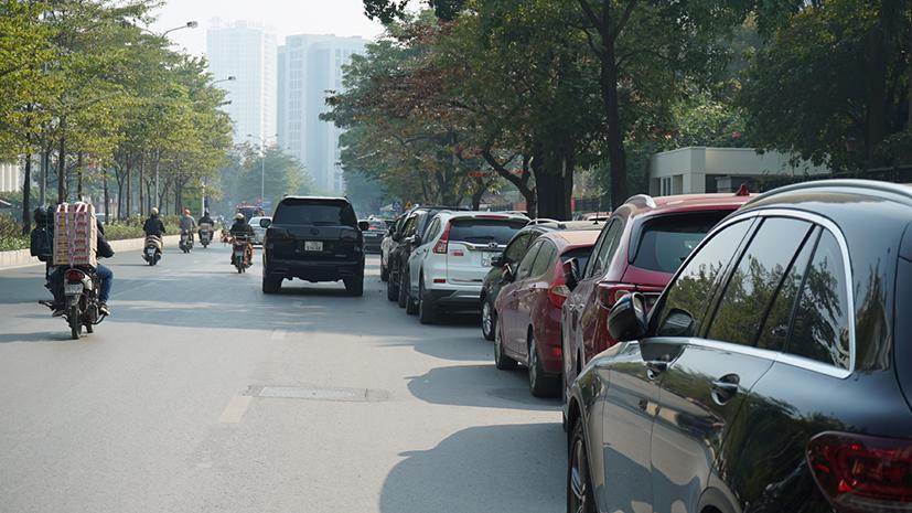 Nhiều công sở không có bãi đỗ xe, người dân phải gửi xe trên vỉa hè, lòng đường.