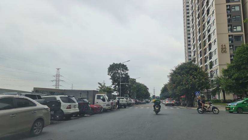 Nhiều chung cư thương mại thiếu bãi đỗ xe, người dân phải đỗ xe tràn ra vỉa hè, lòng đường.