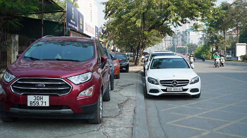 Vỉa hè và lòng đường không còn chỗ trống.