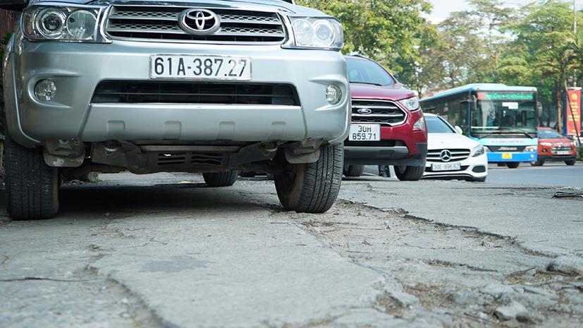 Vỉa hè nhiều tuyến phố Hà Nội luôn "kín đặc" xe đỗ.