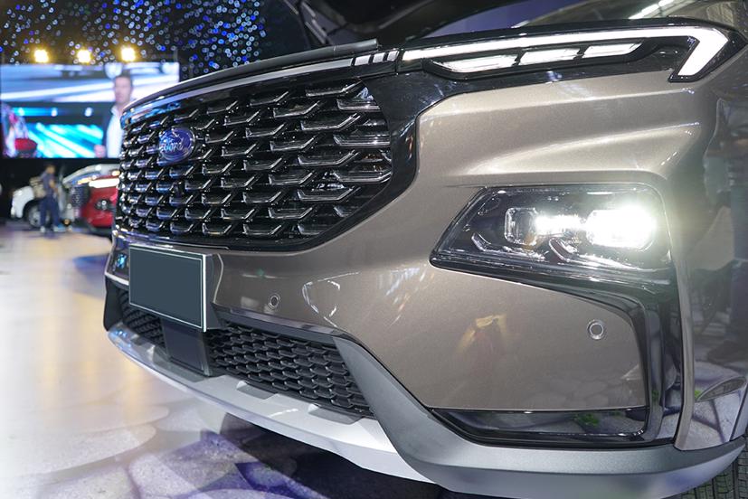 Mặt ca-lăng, đèn pha Led - Những hạng mục đăng kiểm gây nhiều tranh cãi nhất.