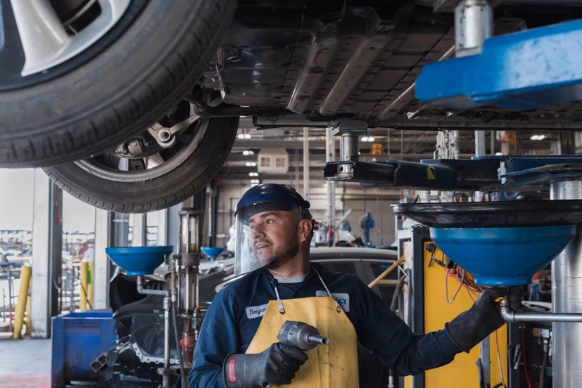 Benjamin Reynaga đang tháo pin lithium chính khỏi một chiếc xe tại nhà máy của LKQ ở Adelanto, California.