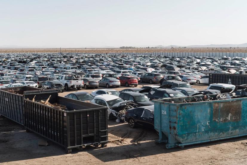 Ô tô con và xe tải đã hết tuổi thọ sử dụng hoặc bị hư hỏng do tai nạn đều nằm tại nhà máy LKQ trước khi được tái chế để lấy các bộ phận.