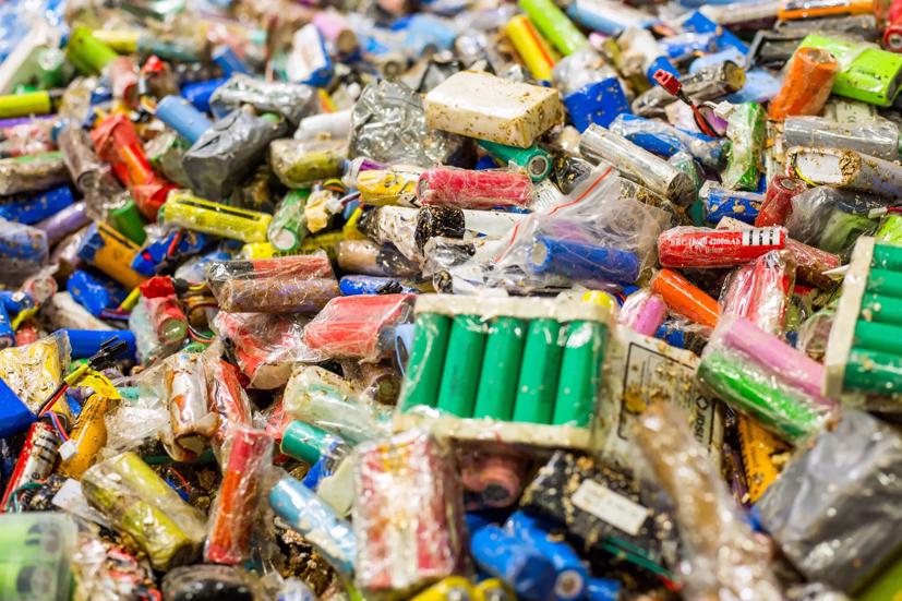 Pin bị loại bỏ đang chờ được phân loại tại Redwood Materials.