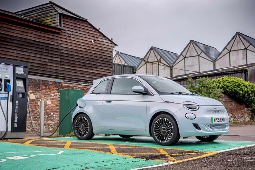 Xe điện cỡ nhỏ là giải pháp khi hạ tầng trạm sạc chưa phát triển. Ảnh: Parkers