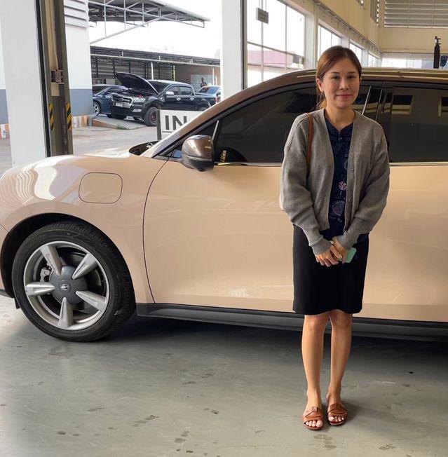 Wimonsiri Boonyopakorn bên chiếc xe điện Great Wall Motor Co.