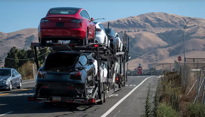 Teslas đang được vận chuyển gần nhà máy của công ty ở Fremont, California. Nhà sản xuất ô tô nhận thấy mức giá thấp hơn có khả năng rất quan trọng để đạt được mục tiêu bán 20 triệu ô tô mỗi năm của Musk vào năm 2030. Ảnh: Bloomberg.