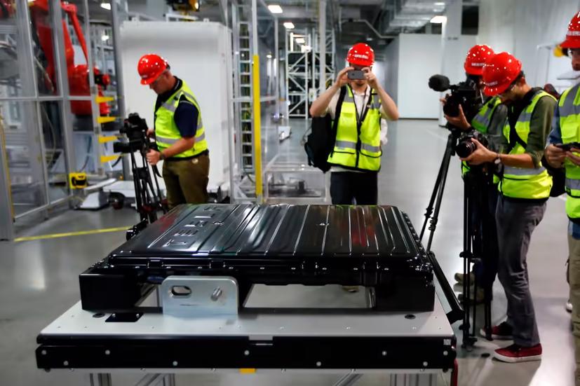Một bộ pin được trưng bày tại nhà máy của Tesla gần Sparks, Nevada. Với việc công nghệ đằng sau các phương tiện được phổ biến rộng rãi, một số người cho rằng Tesla sẽ sớm được coi là một nhà sản xuất xe điện trong số rất nhiều. Ảnh: AP.