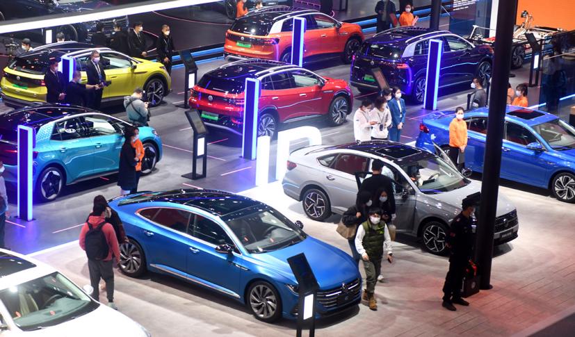 Du khách xem xe trưng bày tại triển lãm ô tô Quảng Châu ở Quảng Châu, tỉnh Quảng Đông, ngày 1 tháng 1 năm 2023. Ảnh: Xinhua.