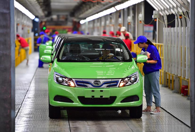 Công nhân kiểm tra ô tô điện BYD trên một dây chuyền sản xuất ở Tây An, tỉnh Thiểm Tây, Tây bắc Trung Quốc năm 2019. Ảnh: Xinhua.