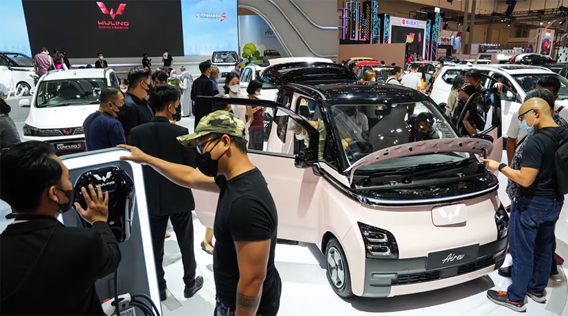 Khách tham quan kiểm tra xe điện Wuling Air, bên phải, tại Triển lãm ô tô quốc tế Gaikindo Indonesia ở Tangerang, Indonesia, 2022.