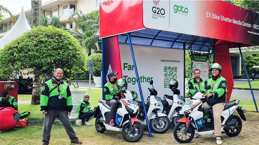 Công ty gọi xe Indonesia Gojek giới thiệu đội xe tay ga điện của mình trong hội nghị thượng đỉnh G-20 ở Bali vào tháng 11/2022.