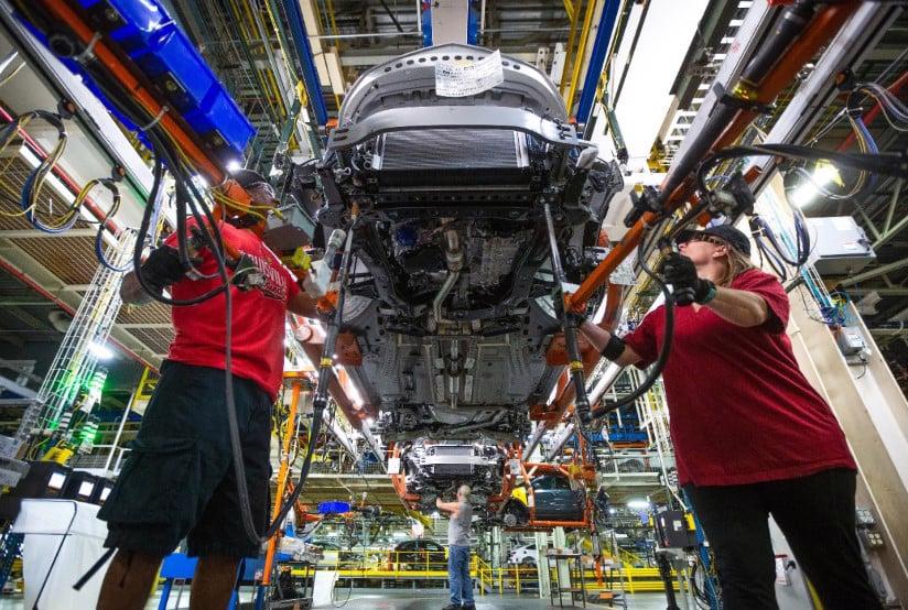 Các nhà sản xuất ô tô đang tranh thủ để thu hút nhân tài từ đợt sa thải lớn nhân viên ngành công nghệ.