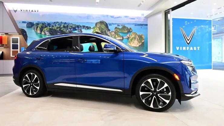 Xe điện VF 8 của VinFast, nhà sản xuất ô tô điện và SUV của Việt Nam, được trưng bày tại phòng trưng bày ở Santa Monica, California, vào ngày 18 tháng 7 năm 2022.