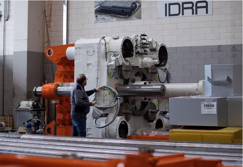 Khung gầm phía trước và phía sau do Giga Press đúc hiện được kết hợp với bộ pin để tạo thành khung ba mảnh cho BEV.