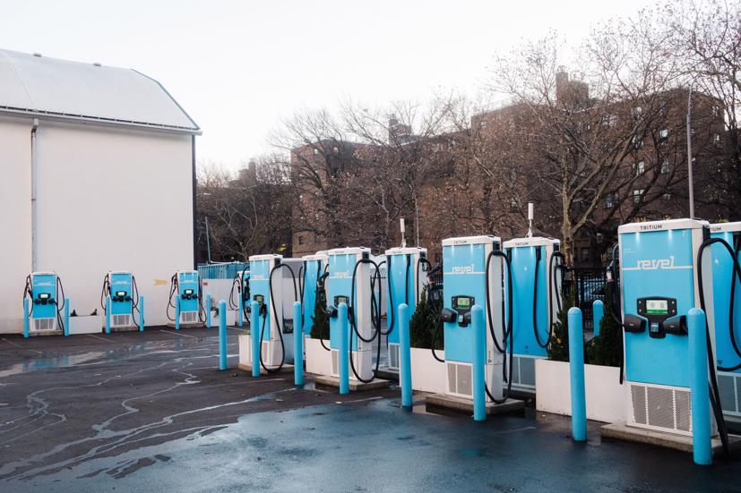 Một khu vực với nhiều trạm sạc xe điện của Revel.