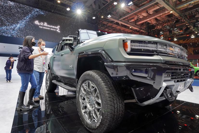 Khách tham quan xem chiếc SUV thuần điện Hummer EV tại Triển lãm  International Import Expo Trung Quốc lần thứ 5 ở Thượng Hải, Trung Quốc, vào tháng 11 năm 2022. Ảnh: Getty Images.