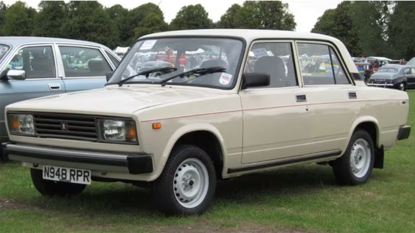 Tổng chi tiêu cho ô tô chở khách mới và đã qua sử dụng của người Nga đã giảm hơn 15% vào năm 2022, do lạm phát đẩy giá cả lên cao và khiến mức sống giảm xuống.