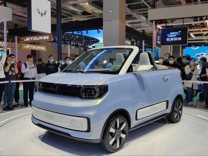 Phiên bản concept mui trần của Wuling Hongguang, chiếc mini EV Cabrio, tại Triển lãm ô tô Thượng Hải 2021.