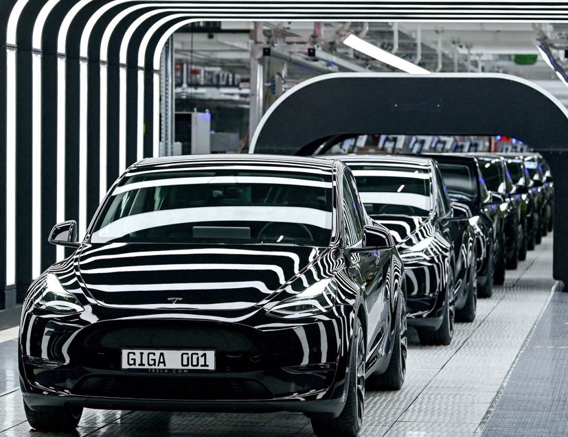 Lợi nhuận của Tesla đã tăng lên, nhưng các nhà sản xuất ô tô truyền thống phần lớn thua lỗ khi bán xe điện.