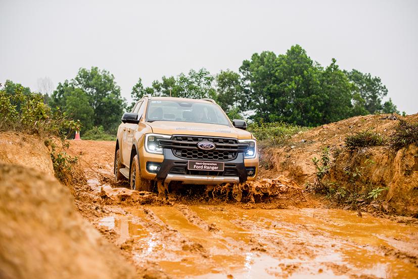 Đây là một chương trình bài bản kết hợp lý thuyết và thực hành, hướng dẫn những kỹ năng vượt qua các loại địa hình phổ biến trong thực tế như lên xuống dốc cao, bùn lầy, sỏi đá, hố sâu, vách nghiêng…