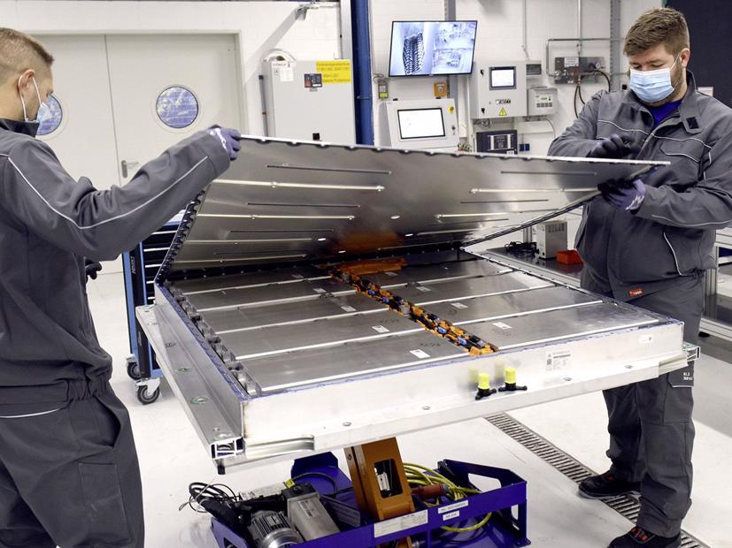 Bước đầu tiên là kiểm tra xem pin vẫn có thể được sử dụng cho một số mục đích khác, chẳng hạn như bộ lưu trữ tại nhà hoặc bộ sạc EV.