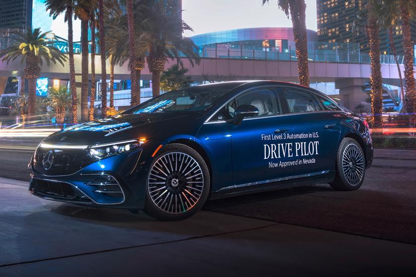 Hệ thống lái xe Cấp độ 3 của Mercedes hiện chỉ được chứng nhận để sử dụng ở Nevada, Mỹ, sử dụng radar, lidar và các cảm biến khác để cho phép phương tiện điều khiển các chức năng lái trên đường cao tốc ở tốc độ lên tới khoảng 65 km/h, giúp tài xế có thể những việc khác, chẳng hạn như trả lời email.
