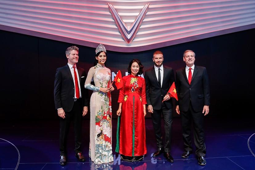 Bà Lê Thị Thu Thuỷ (áo dài đỏ) cùng danh thủ David Beckham và hoa hậu Tiểu Vy tại sự kiện Paris Motor Show 2018.