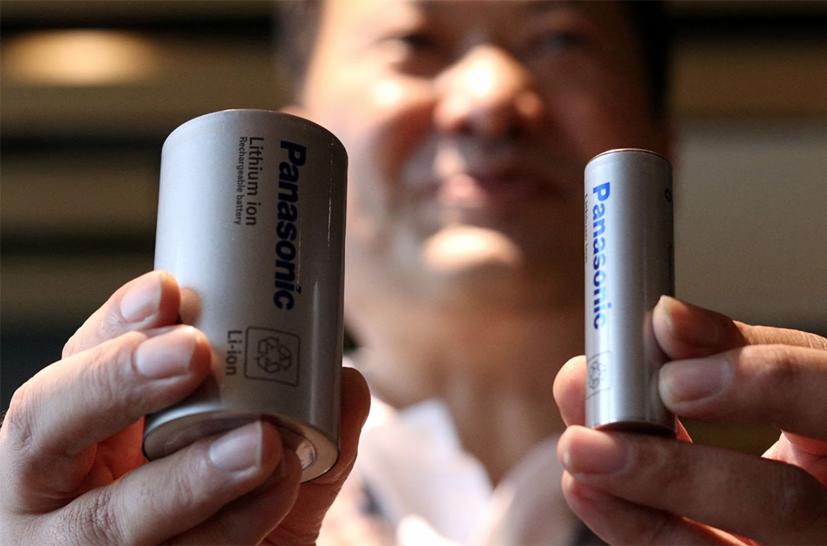 Kazuo Tadanobu, Giám đốc điều hành của Công ty Năng lượng của Panasonic, cầm một nguyên mẫu của pin định dạng 4680 (L) bên cạnh pin 2170 hiện tại được cung cấp cho Tesla Inc trong một cuộc họp báo ở Tokyo, Nhật Bản ngày 25 tháng 10 năm 2021. Ảnh: Reuters.