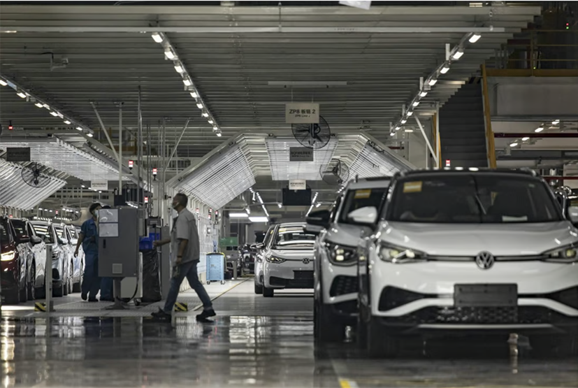 Một nhà máy Volkswagen hoạt động với đối tác địa phương SAIC ở Thượng Hải. Ảnh:Bloomberg.
