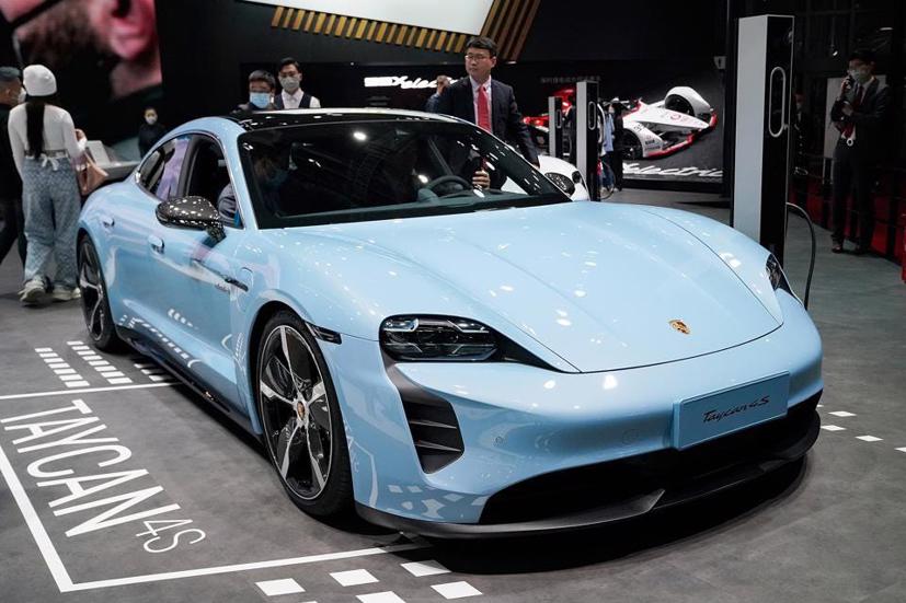 Taycan EV của Porsche hiện đã đạt doanh số 100.000 chiếc và giúp làm phong phú thêm mẫu xe của Tập đoàn Volkswagen. Ảnh: Getty.