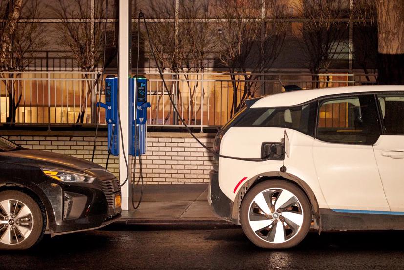 Lithium, thành phần phổ biến trong hầu hết các loại pin xe điện, đã trở nên quý giá đến mức người ta thường gọi nó là vàng trắng. Ảnh: NYT.