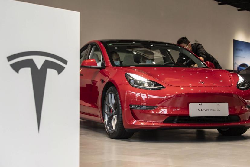 Khách hàng tại một phòng trưng bày Tesla ở Thượng Hải năm 2022. Ảnh: Bloomberg.