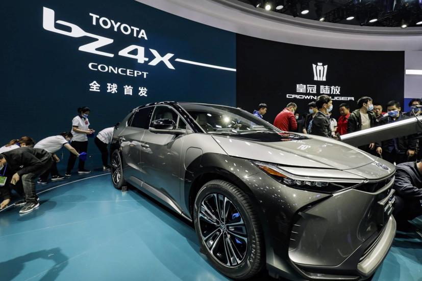 Toyota bZ4X SUV chạy điện tại triển lãm Auto Shanghai 2021 ở Thượng Hải vào tháng 4 năm 2021. Ảnh: Bloomberg.