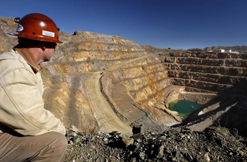 Một người thợ mỏ nhìn một mỏ khoáng sản đất hiếm ở Mountain Pass, California. Những mỏ như vậy đang mở rộng trên toàn thế giới. Tái chế pin có thể làm giảm tốc độ tăng trưởng của các mỏ mới cần thiết để cung cấp cho thị trường xe điện. Ảnh: Los Angeles Times.