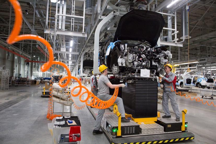 Công nhân lắp các khối động cơ vào chiếc crossover SUV Haval F7 bên trong nhà máy ô tô Haval do Great Wall Motor Co. vận hành ở Nga. Ảnh: Bloomberg.