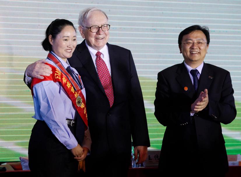 Nhà đầu tư người Mỹ Warren Buffett (giữa) và Chủ tịch BYD Wang Chuanfu, bên phải, chụp ảnh cùng một trong những tài xế taxi từ đội taxi BYD đầu tiên, tại thành phố Thâm Quyến, tỉnh Quảng Đông, năm 2010. Ảnh: AP.