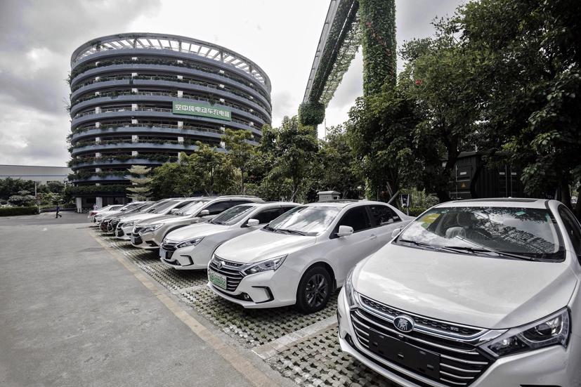 Các phương tiện BYD đứng trước tháp sạc ô tô tại trụ sở công ty ở Thâm Quyến, Trung Quốc. Ảnh: Bloomberg