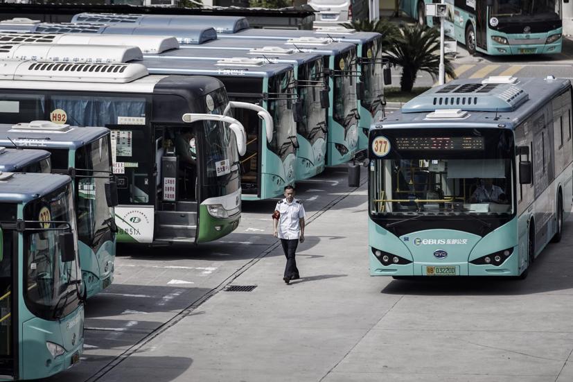 Một chiếc xe buýt điện BYD đến một trung tâm giao thông công cộng ở Thâm Quyến, Trung Quốc. Ảnh:Bloomberg.