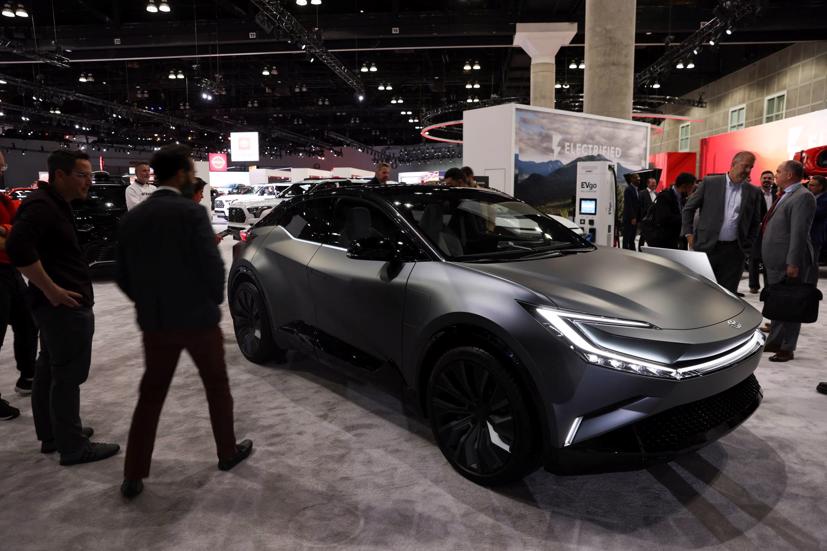 Một mẫu concept SUV EV của Toyota được trưng bày tại Triển lãm ô tô Los Angeles. Ảnh: Reuters.