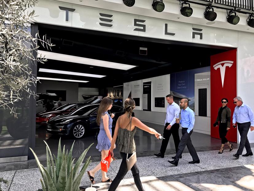 Tesla đã giảm giá tất cả các mẫu xe Model 3 và Model Y tại Trung Quốc từ 6% đến 13,5%, theo tính toán của Reuters dựa trên giá trên trang web. Giá khởi điểm cho Model 3 đã giảm xuống còn 229.900 nhân dân tệ (33.427 USD) từ 265.900 nhân dân tệ (38.661 USD).