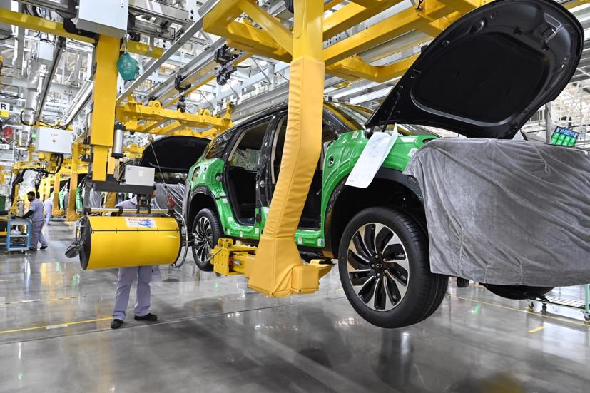 Các nhân viên làm việc trên dây chuyền lắp ráp chiếc SUV điện Aito M7 của Huawei và Seres vào ngày 3 tháng 2 năm 2023 tại Trùng Khánh. Ảnh: Getty Images.