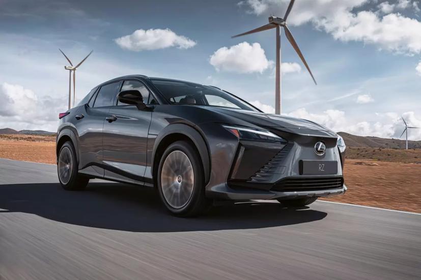 Lexus RZ SUV chạy điện hoàn toàn sử dụng cùng nền tảng với Toyota bZ4Z. Ông Sato cho biết thương hiệu cao cấp này sẽ dẫn đầu việc thúc đẩy xe điện của Toyota Motor.