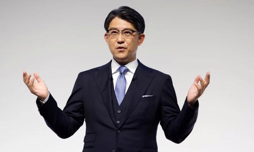 Giám đốc điều hành mới của Toyota Motor Corp. Koji Sato cảnh báo rằng ngành công nghiệp ô tô đang ở trong “tình huống sinh tử”. Hãng có kế hoạch tăng doanh số bán xe điện của công ty lên 1,5 triệu xe vào năm 2026 với sự trợ giúp của một nền tảng mới được phát triển và sản xuất tại địa phương của một chiếc crossover chạy hoàn toàn bằng điện ba hàng ghế ở Bắc Mỹ.