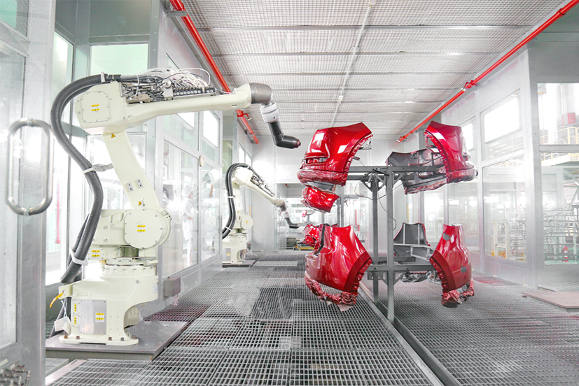 Robot sơn màu linh kiện nhựa tại nhà máy của THACO.